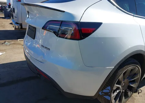 2023 Tesla Model Y Awd/Long Range Dual Motor All-Wheel Drive z USA, uszkodzony, nr VIN 7SAYGDEE1PF636340